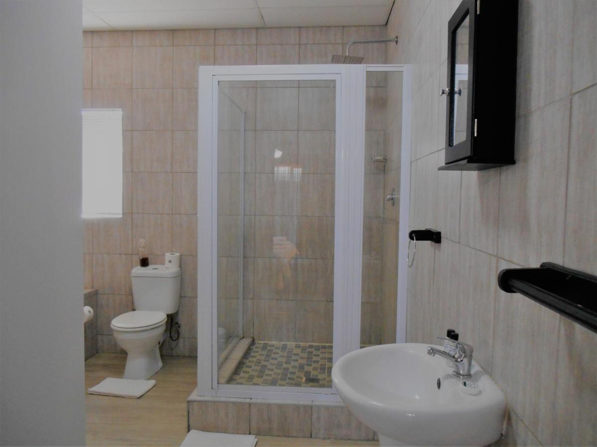 Oakwood Lodge Bloemfontein Exterior photo A shower cubicle