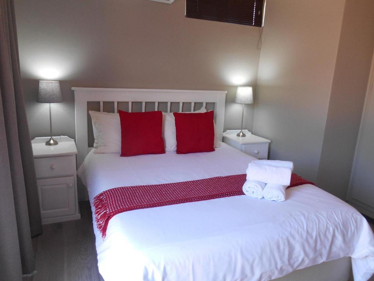 Oakwood Lodge Bloemfontein Exterior photo A bedroom in a guest house