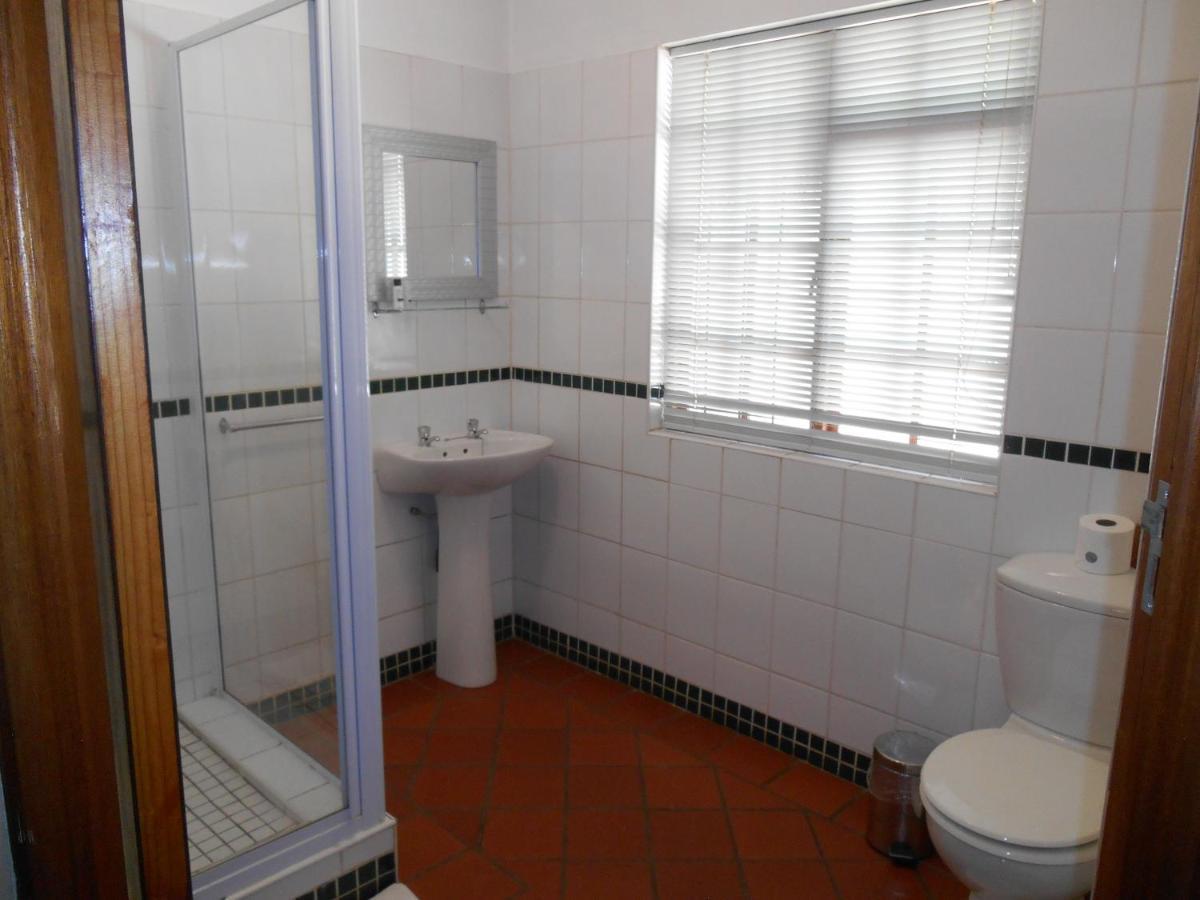 Oakwood Lodge Bloemfontein Exterior photo Bathroom
