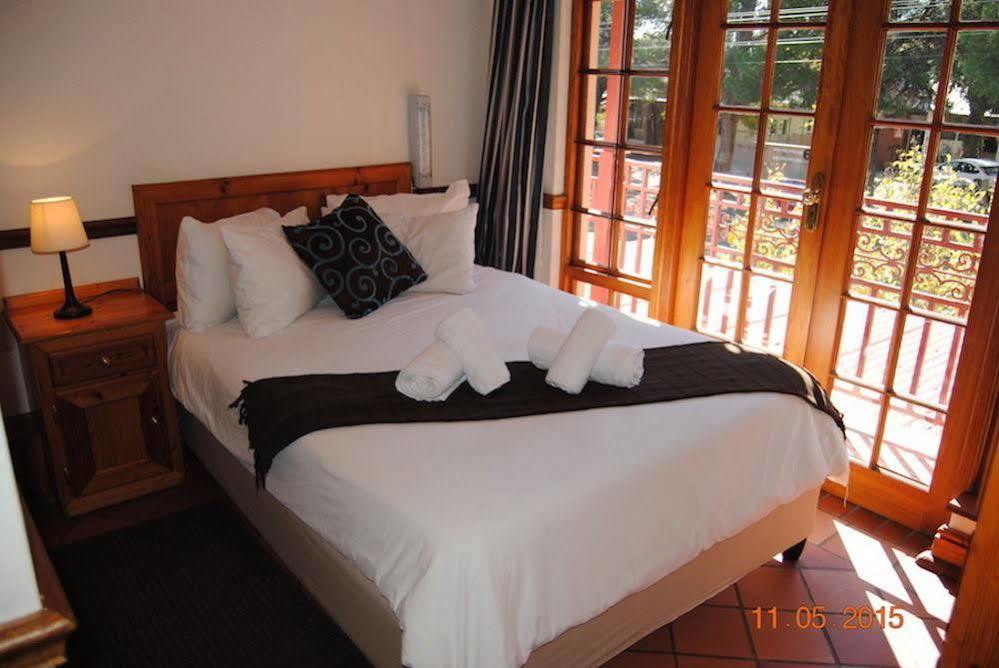 Oakwood Lodge Bloemfontein Exterior photo A guest room at the hotel