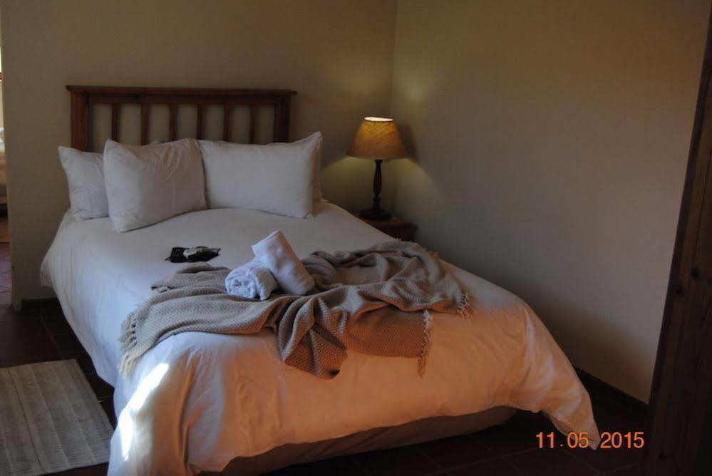 Oakwood Lodge Bloemfontein Exterior photo A bedroom at the hotel