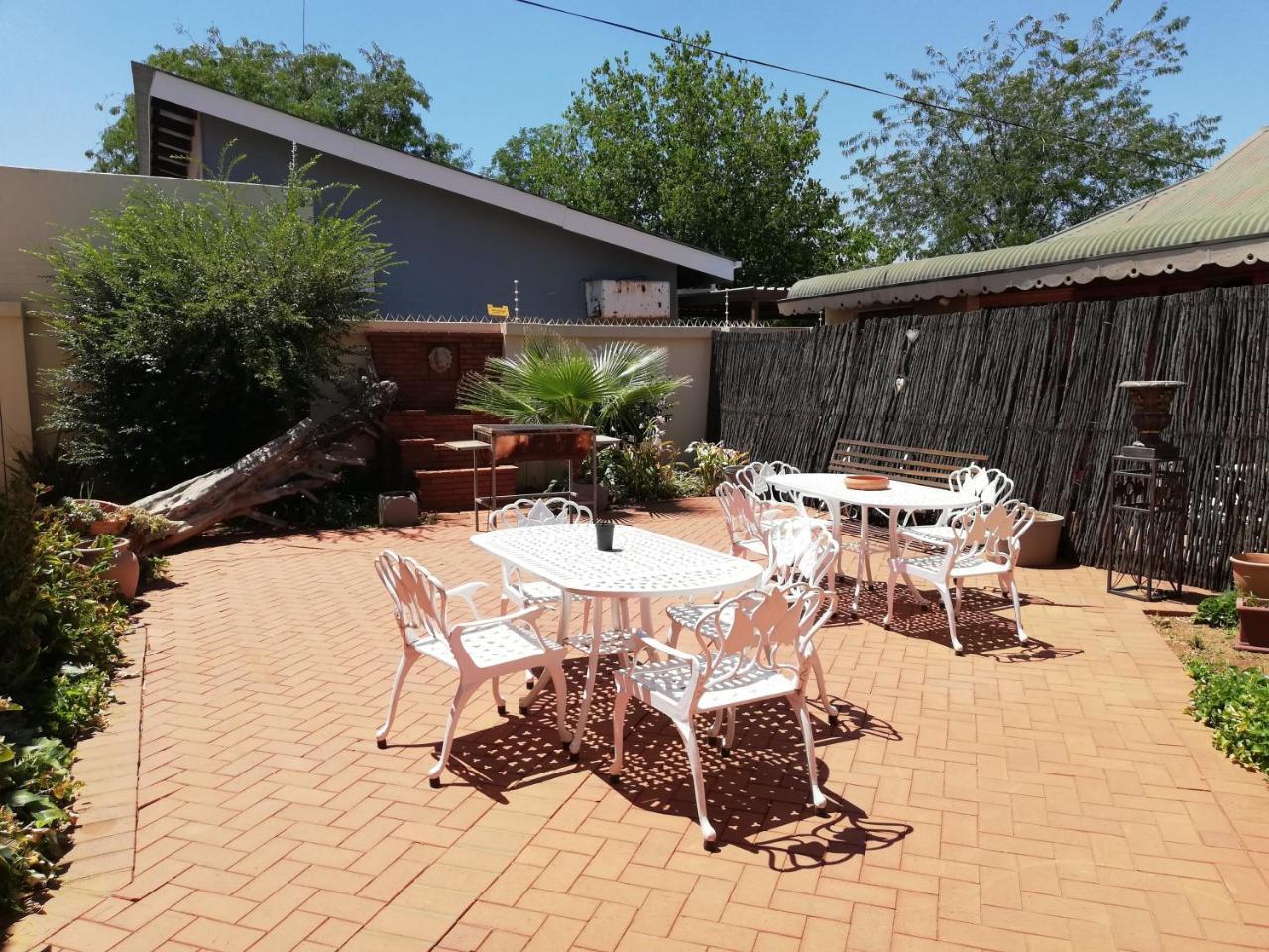 Oakwood Lodge Bloemfontein Exterior photo The courtyard at the restaurant