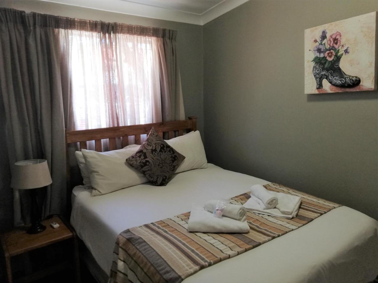 Oakwood Lodge Bloemfontein Exterior photo A bedroom at the hotel